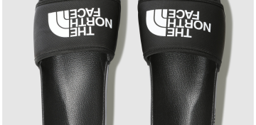 The North Face Base Camp Slıde III Tnf Black Tnf Whıte Erkek Terlik Havuz başı konforu için ağ köpük bantlar ve zemin tutan taban