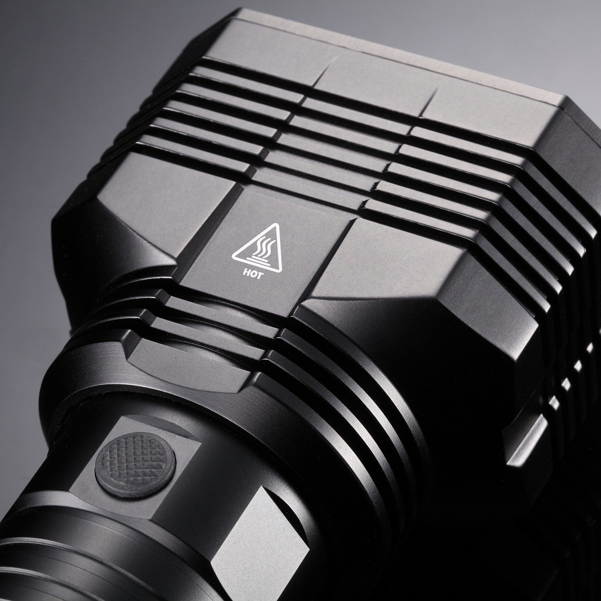 NITECORE EAX 2000 LÜMEN  EL FENERİ 8XAA